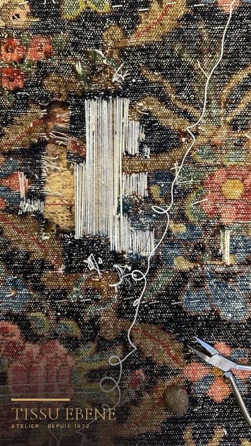 Examen minutieux d'un tapis lors d'une expertise