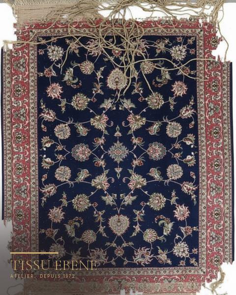 Tapis Tabriz bleu nuit à fleurs et bordure rose, lisière effilochée aux fils de chaîne défaits