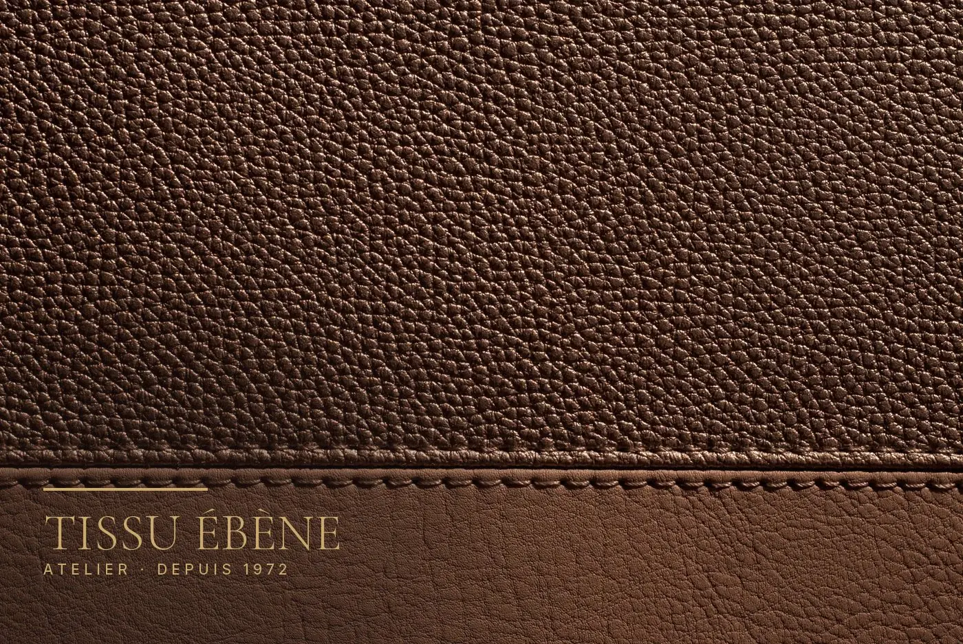 Gros plan sur un cuir grainé brun chocolat cousu à un cuir lisse fauve