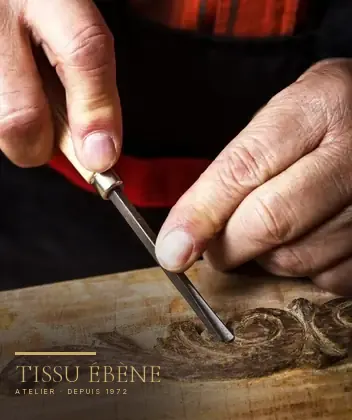 Sculpture sur bois à la gouge, atelier d&rsquo;ébénisterie d&rsquo;art Tissu Ébène