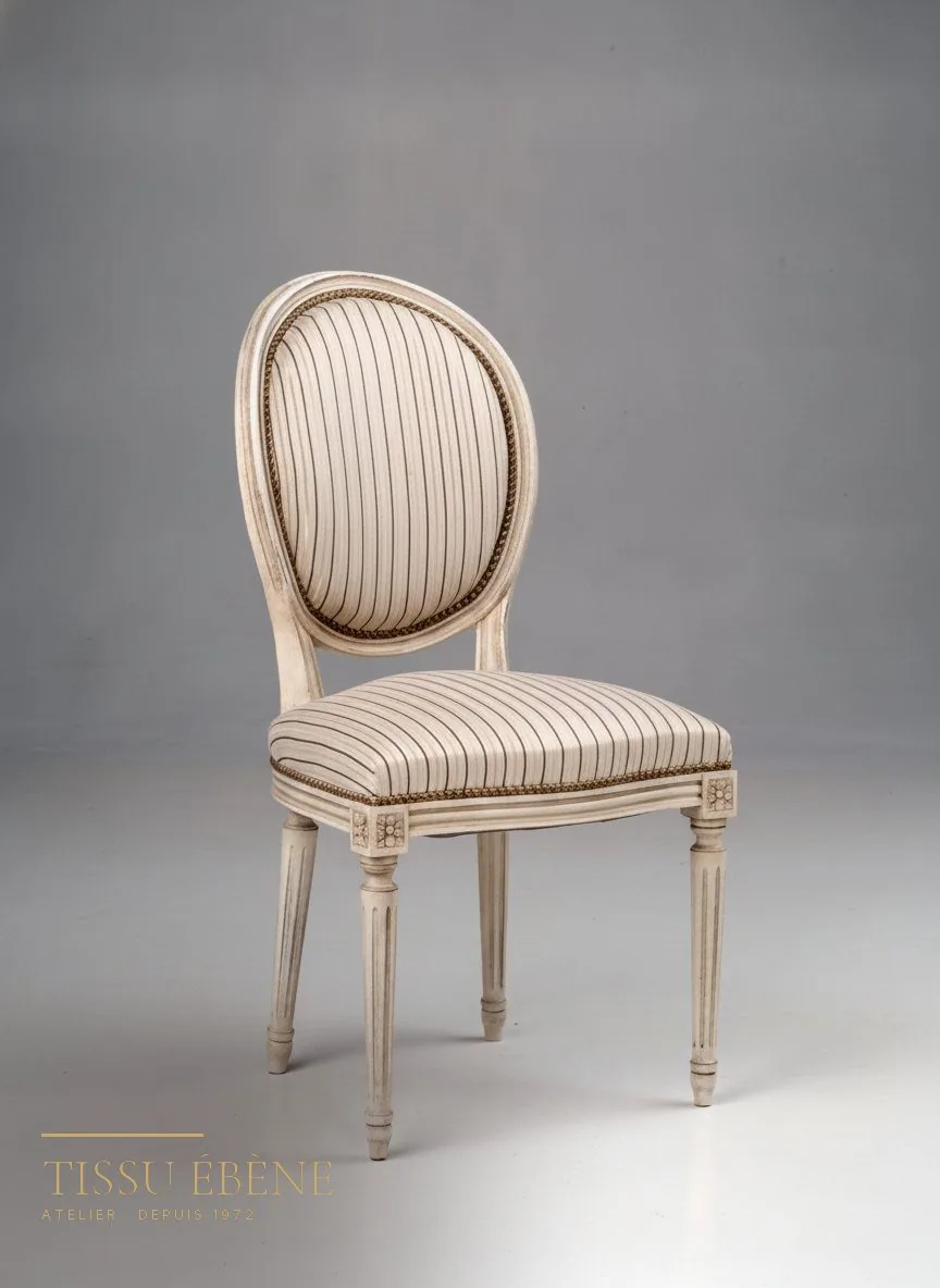 Chaise médaillon de style Louis XVI, bois patiné ivoire et tissu rayé galonné