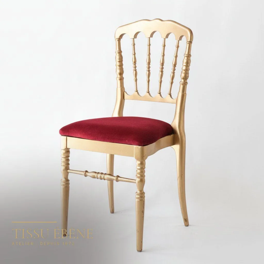 Chaise Napoléon III dorée à barreaux tournés, assise en velours rouge, fond blanc