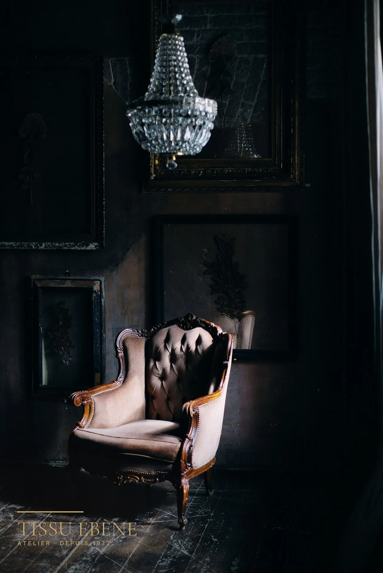 Bergère de style Louis XV en bois verni, dossier capitonné rose poudré, sous un lustre en cristal