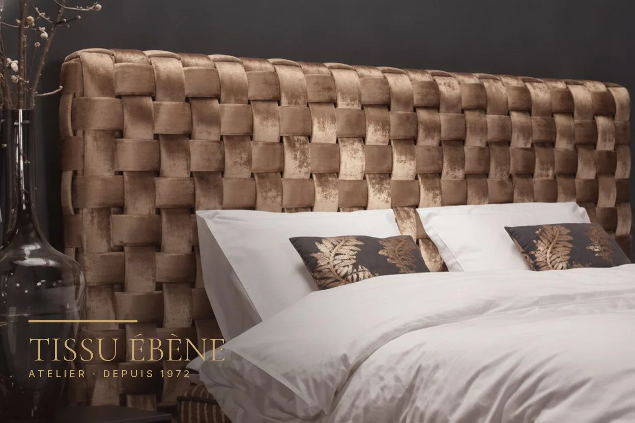Tête de lit en velours bronze tressé au-dessus d&rsquo;une literie blanche et de coussins brodés