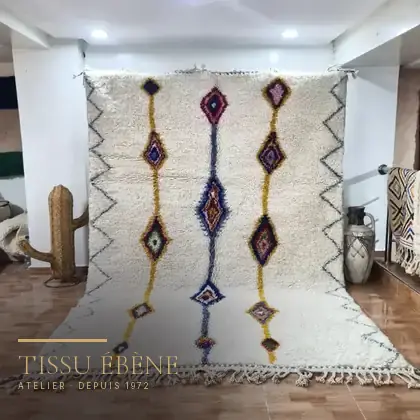 Tapis berbère en laine écrue à losanges colorés et longues franges nouées