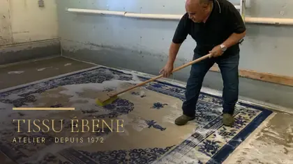 Tapis chinois bleu et beige brossé à la main pendant le lavage