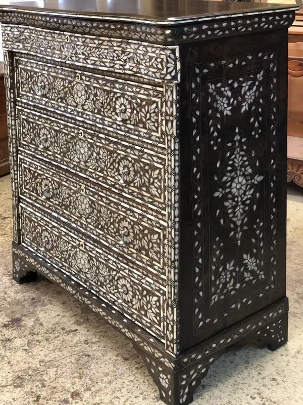 Commode syrienne incrustée de nacre entièrement restaurée
