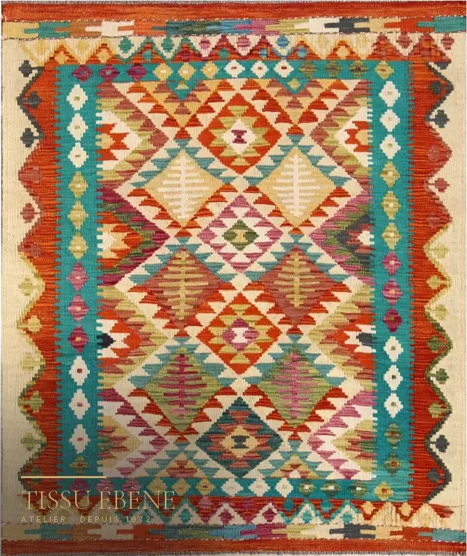Kilim tissé aux losanges géométriques orange, turquoise, rose et ocre, vue à plat
