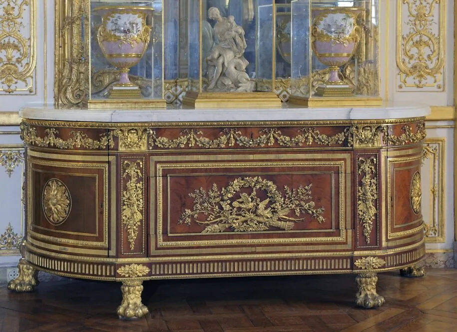 Restauration de meubles anciens à Paris — buffet doré et marqueté restauré