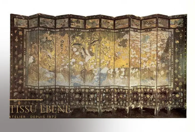 Paravent chinois ancien à décor laqué, panneaux articulés sur fond sombre