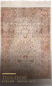 Tapis à fond rose pâle et décor floral, médaillon central, franges ivoire, vue à plat